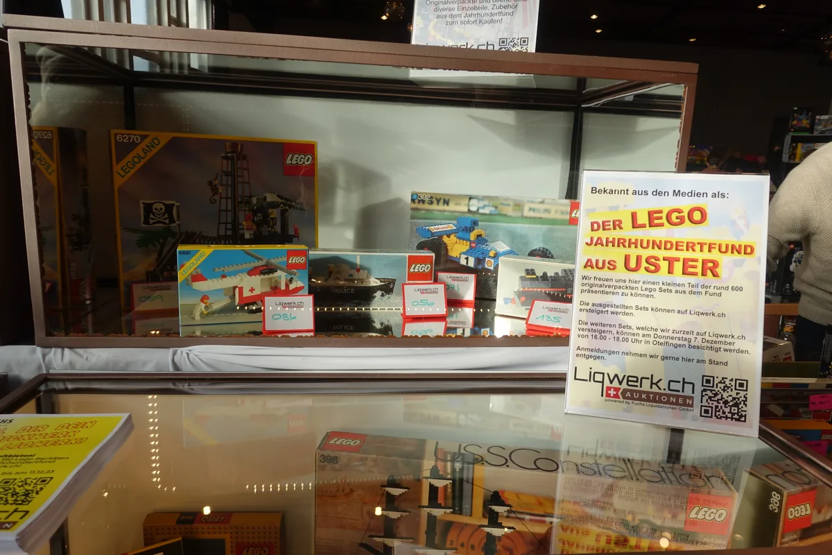 Lego-Sets in der Vitrine stehen zur Versteigerung.